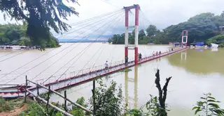 পাহাড়ি ঢলে পানি বাড়ায় রাঙামাটির ঝুলন্ত সেতুতে পর্যটক ভ্রমণে নিষেধাজ্ঞা